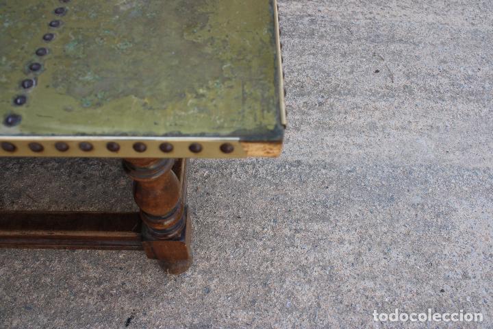 Antig&uuml;edades: mesa baja con tablero de lat&oacute;n - Foto 4