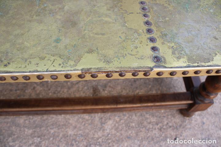 Antig&uuml;edades: mesa baja con tablero de lat&oacute;n - Foto 8