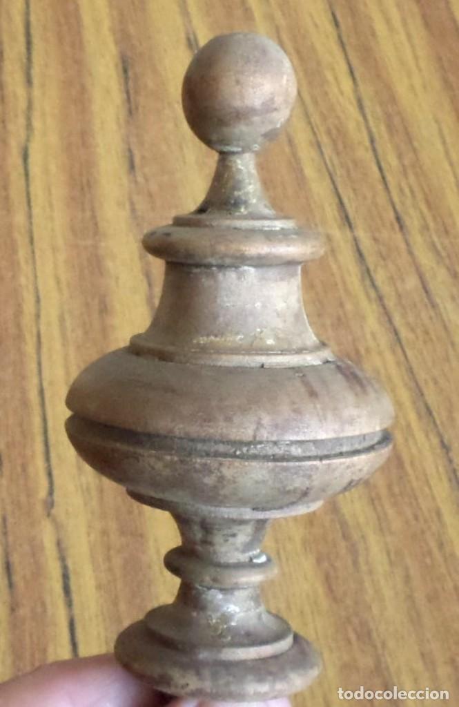 Antig&uuml;edades: bolinche o bola de remate de madera para cama &ndash; armario