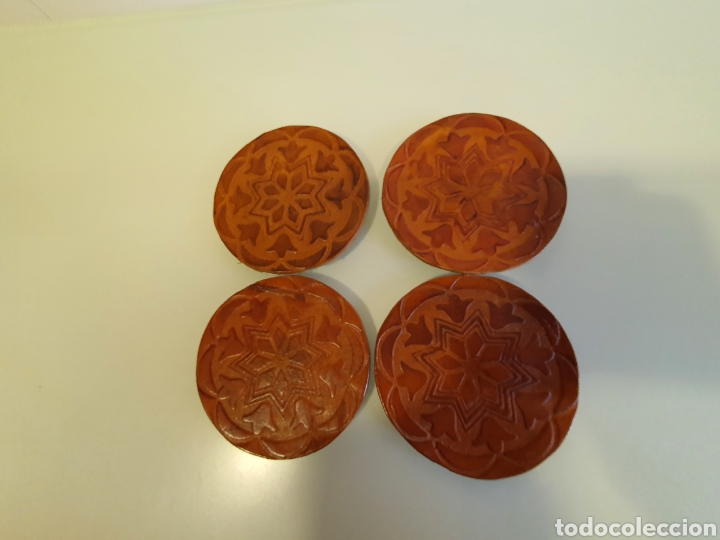 Antiques: Posavasos de cuero repujado