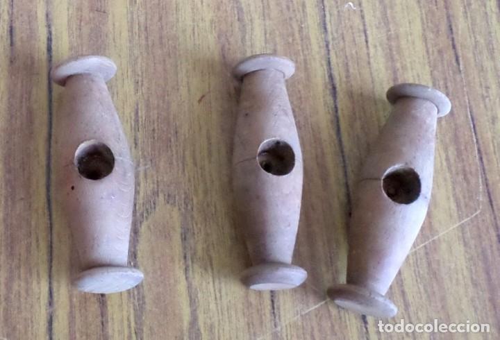 Antig&uuml;edades: 3 perchas de madera tonet - Foto 1
