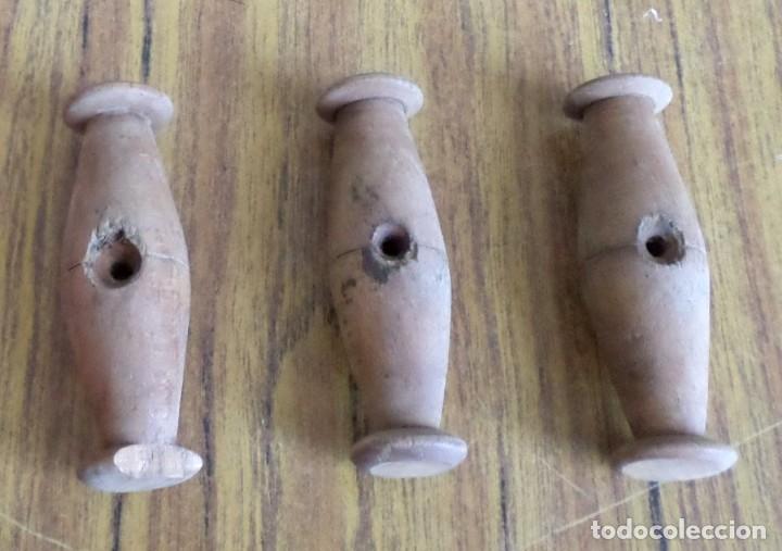 Antig&uuml;edades: 3 perchas de madera tonet - Foto 2