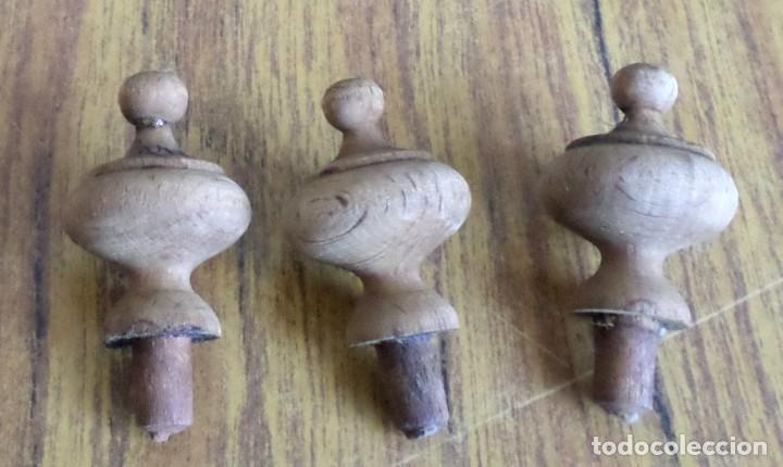 Antig&uuml;edades: 3 bolinches o bolas de remate de madera - Foto 1