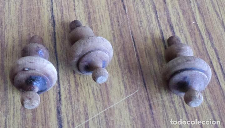 Antig&uuml;edades: 3 bolinches o bolas de remate de madera - Foto 2