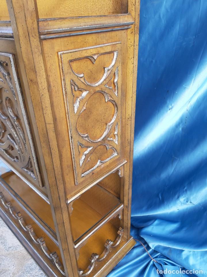 Antig&uuml;edades: Vitrina de madera con luz - Foto 3