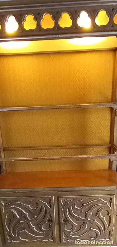Antig&uuml;edades: Vitrina de madera con luz - Foto 4