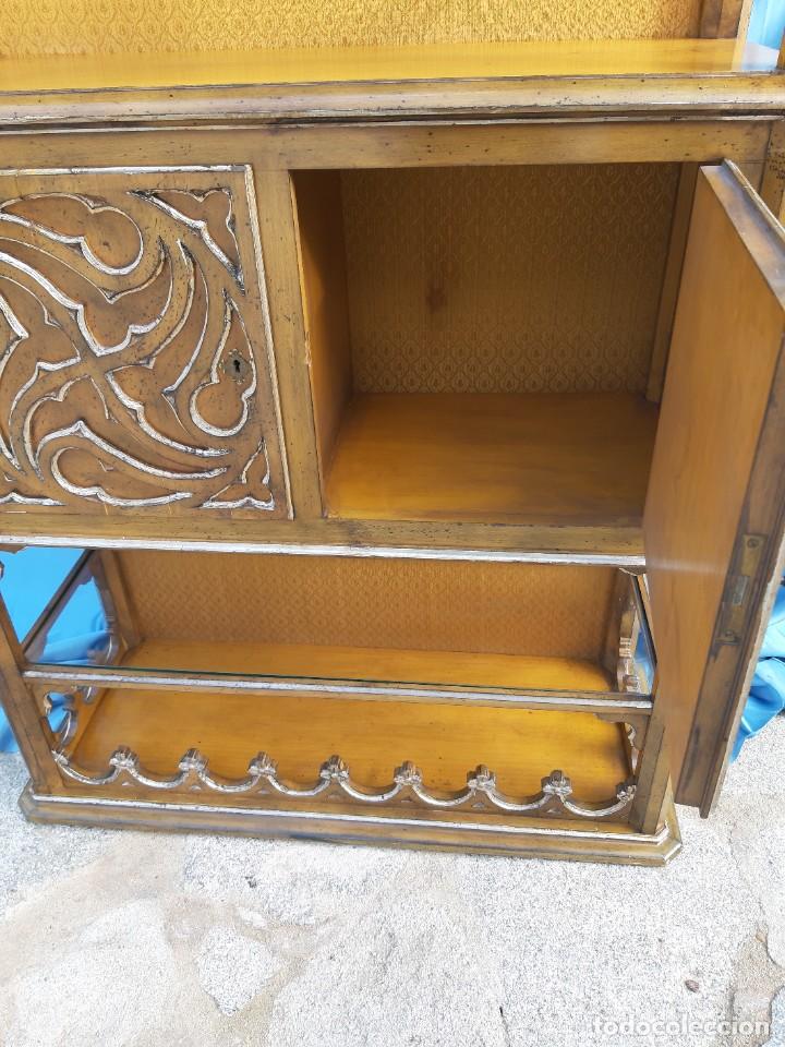 Antig&uuml;edades: Vitrina de madera con luz - Foto 6