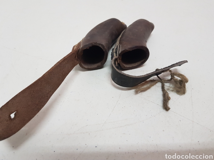 Antig&uuml;edades: Lote 2 dediles de cuero - Foto 2