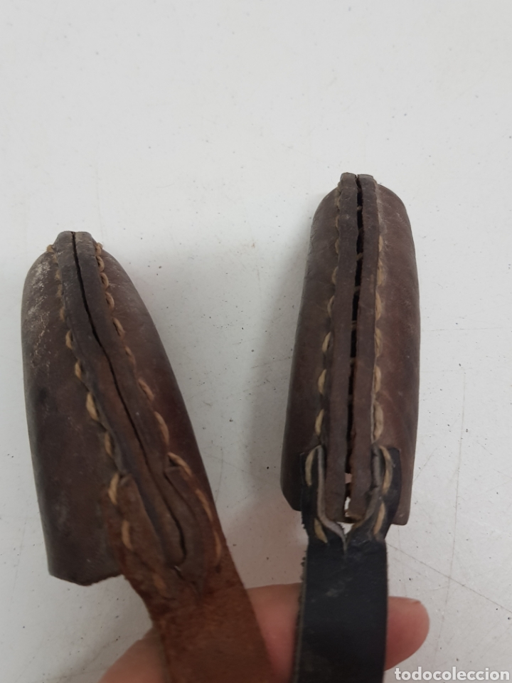 Antig&uuml;edades: Lote 2 dediles de cuero - Foto 3