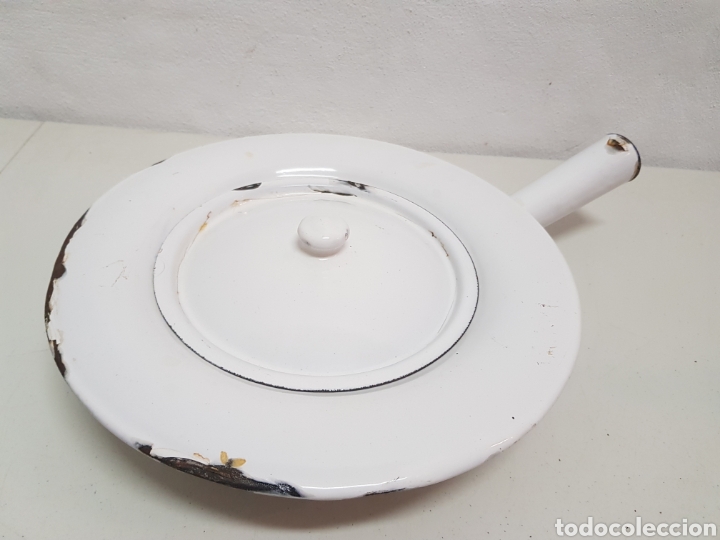 Antig&uuml;edades: Orinal de metal esmaltado con tapa - Foto 1