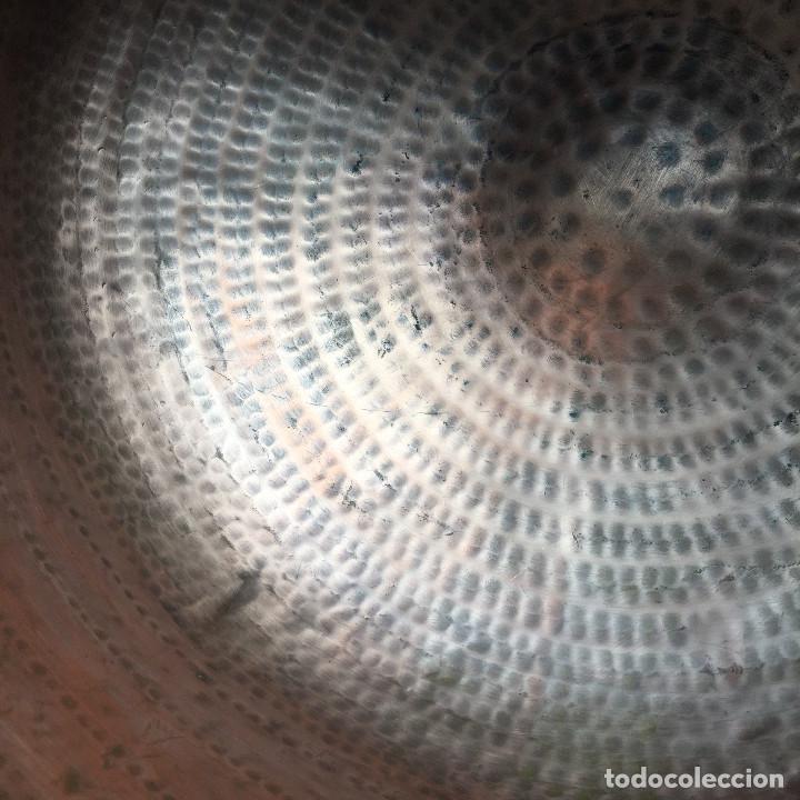 Antigüedades: ¡SOLO RECOGIDA MADRID CAPITAL! s. XIX inmenso caldero cobre artesano asa hierro forja (47,5 cm diám) - Foto 5 - 288184473