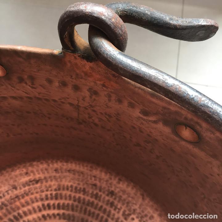 Antigüedades: ¡SOLO RECOGIDA MADRID CAPITAL! s. XIX inmenso caldero cobre artesano asa hierro forja (47,5 cm diám) - Foto 7 - 288184473