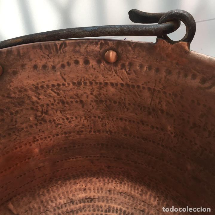 Antigüedades: ¡SOLO RECOGIDA MADRID CAPITAL! s. XIX inmenso caldero cobre artesano asa hierro forja (47,5 cm diám) - Foto 9 - 288184473