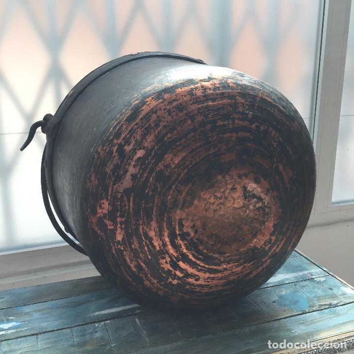 Antigüedades: ¡SOLO RECOGIDA MADRID CAPITAL! s. XIX inmenso caldero cobre artesano asa hierro forja (47,5 cm diám) - Foto 10 - 288184473