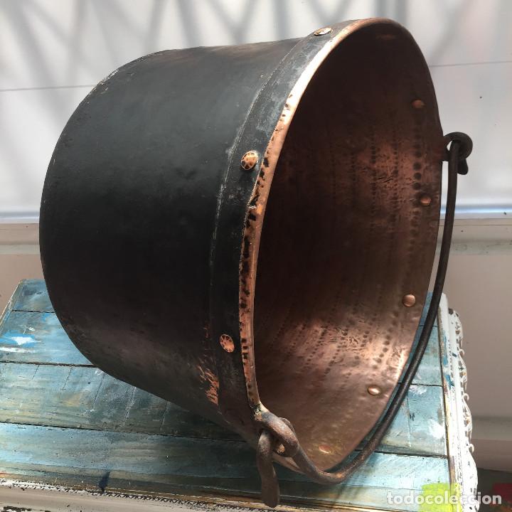 Antigüedades: ¡SOLO RECOGIDA MADRID CAPITAL! s. XIX inmenso caldero cobre artesano asa hierro forja (47,5 cm diám) - Foto 2 - 288184473