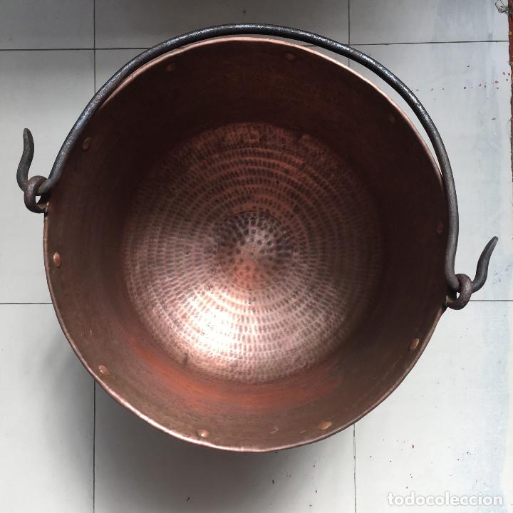 Antigüedades: ¡SOLO RECOGIDA MADRID CAPITAL! s. XIX inmenso caldero cobre artesano asa hierro forja (47,5 cm diám) - Foto 1 - 288184473