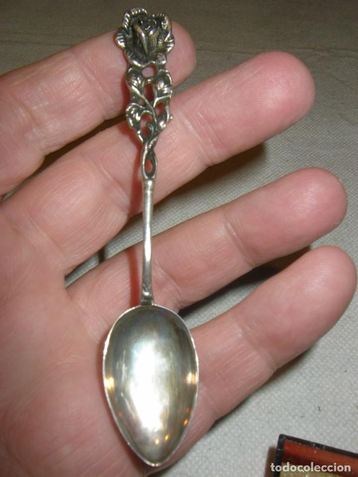 Antig&uuml;edades: Cucharilla de plata de ley. - Foto 2