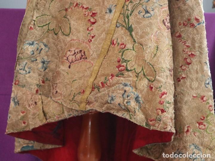 Antigüedades: Capa pluvial confeccionada en seda espolinada y brocada. España, siglo XVIII. - Foto 19 - 288574503