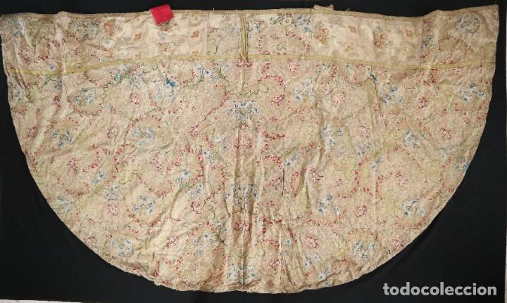 Antigüedades: Capa pluvial confeccionada en seda espolinada y brocada. España, siglo XVIII. - Foto 33 - 288574503