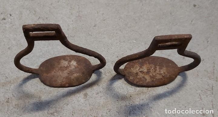 Antig&uuml;edades: Pareja de estribos antiguos - Foto 2
