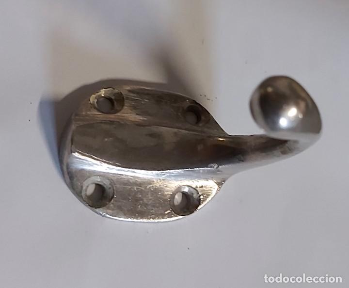 Antig&uuml;edades: Colgador antiguo, 6 cm - Foto 1