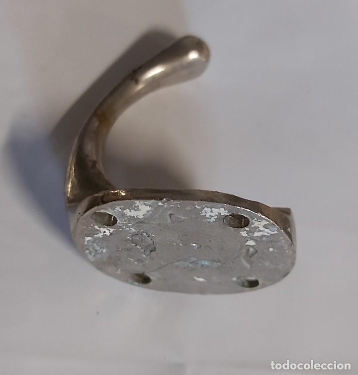 Antig&uuml;edades: Colgador antiguo, 6 cm - Foto 2