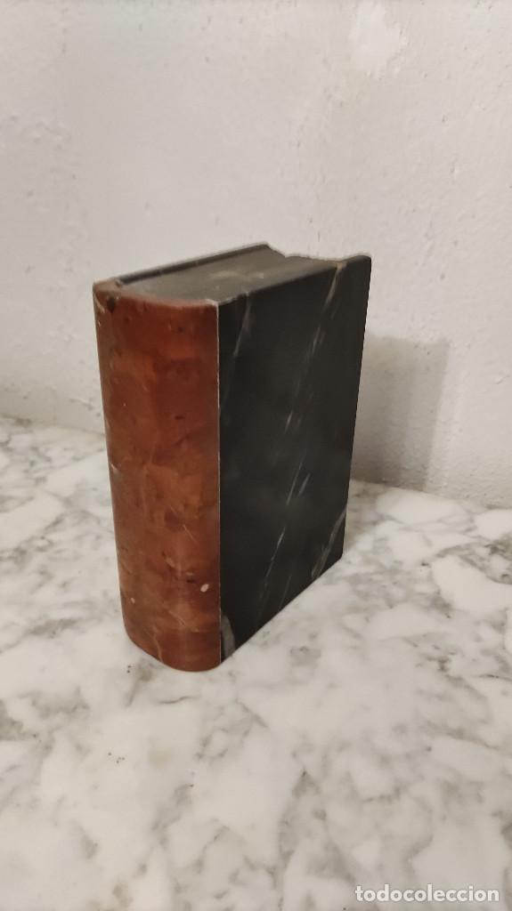 Antig&uuml;edades: Sujeta libros de marmol negro y rojo