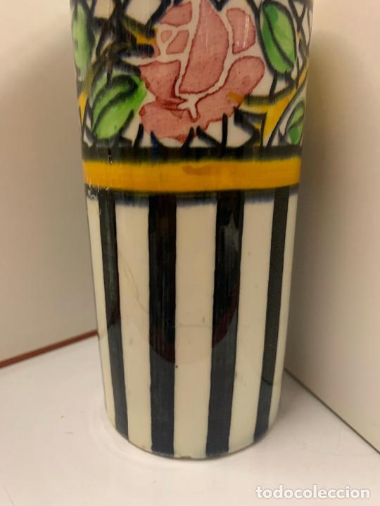 Antiquit&eacute;s: Jarron modernista en ceramica pintada a mano, de curioso dise&ntilde;o. 15,5cms altura y 7cms diametro