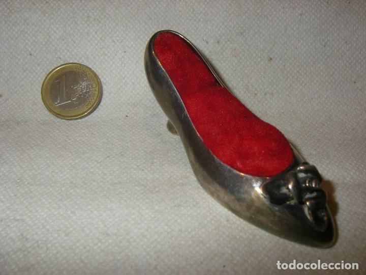 Antig&uuml;edades: Alfiletero, acerico, bonito zapato de mujer plateado. 9 x 3 cm.