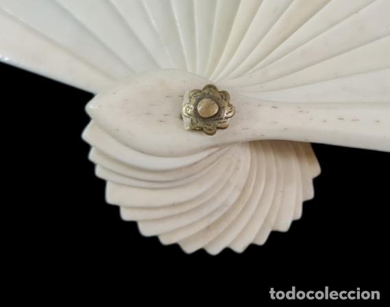 Antigüedades: Abanico Art Nouveau. Plumas, plata y hueso. Hand fan. Bone, feathers & silver. 33cm - Foto 6 - 289207848