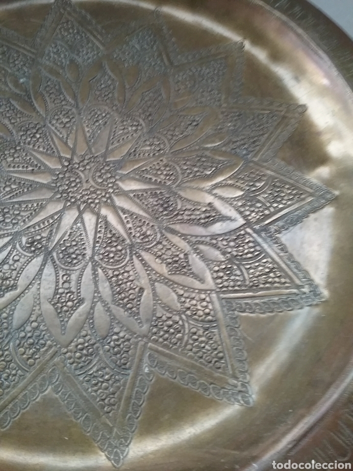 Antig&uuml;edades: Plato cincelado en metal - Foto 2