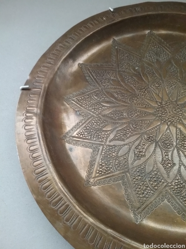 Antig&uuml;edades: Plato cincelado en metal - Foto 3