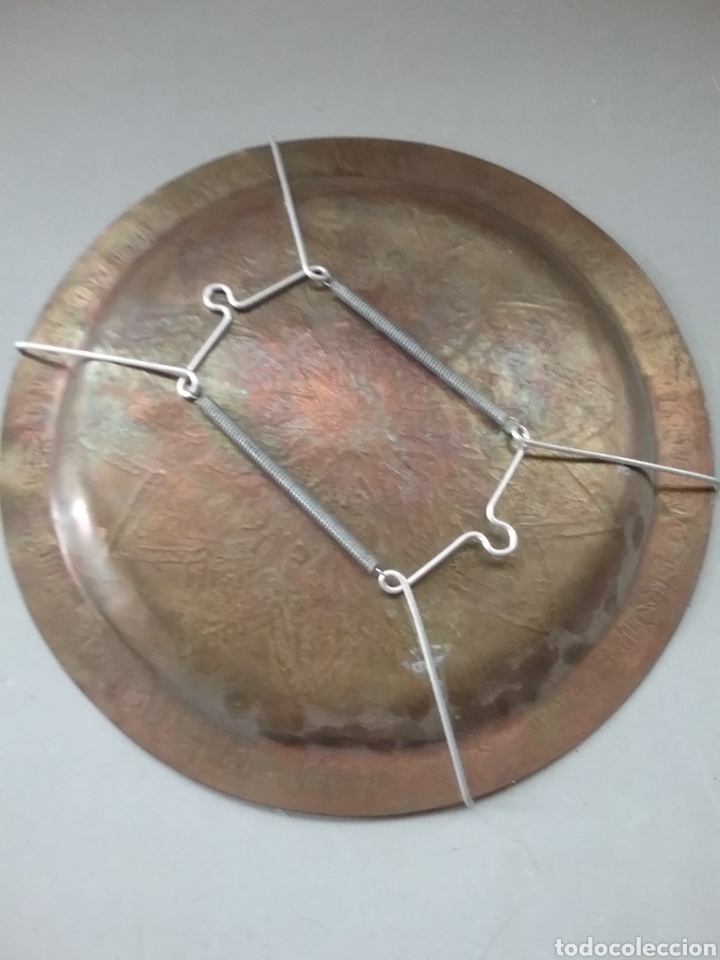 Antig&uuml;edades: Plato cincelado en metal - Foto 4