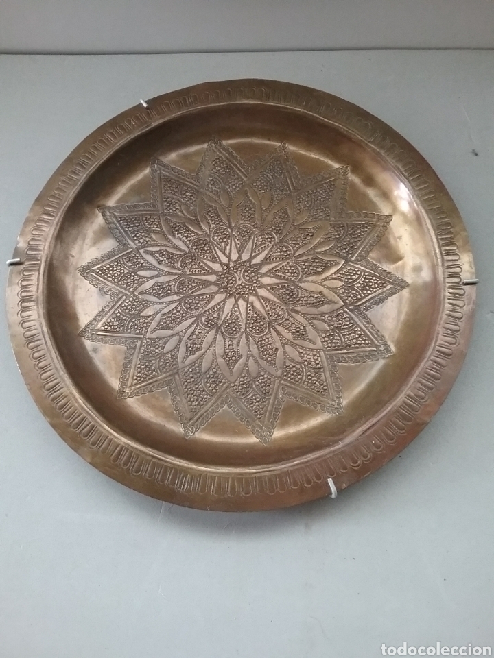 Antig&uuml;edades: Plato cincelado en metal - Foto 1