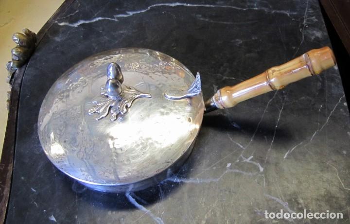 Antig&uuml;edades: Recogemigas de alpaca plateada, mango de bambu, remate con bellotas - Foto 1