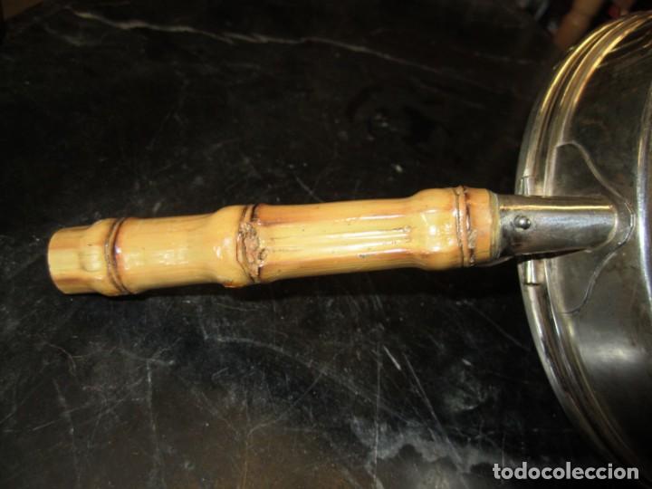 Antig&uuml;edades: Recogemigas de alpaca plateada, mango de bambu, remate con bellotas - Foto 8