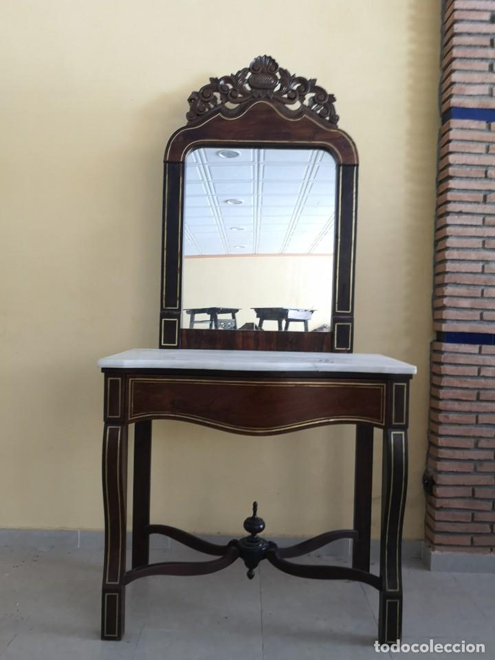 Antig&uuml;edades: Consola con incrustaci&oacute;n dorada y espejo - Foto 1
