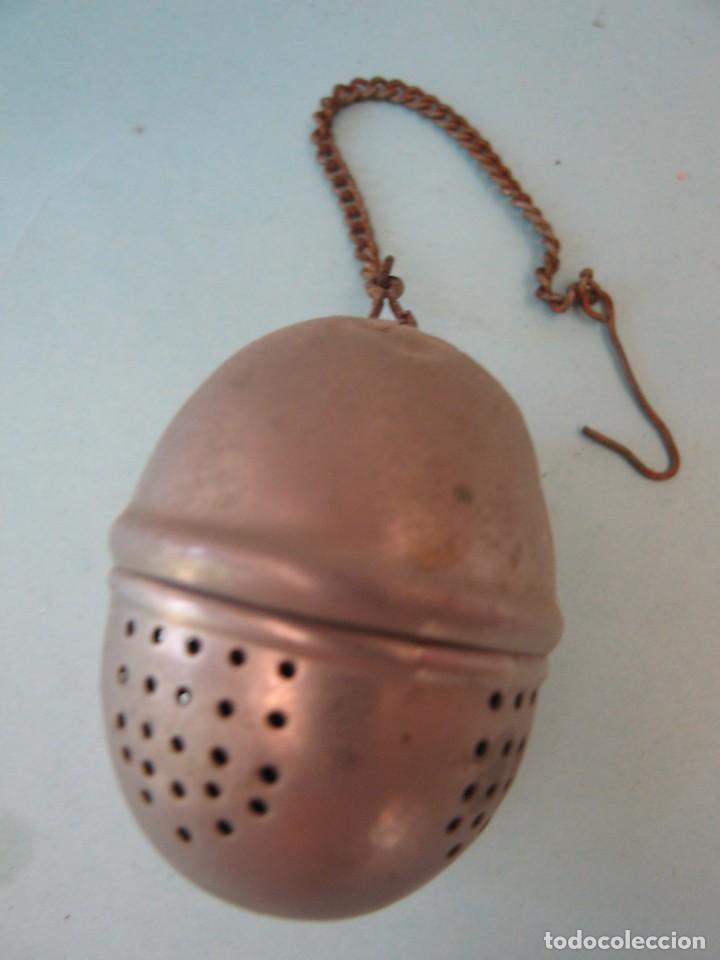 Antig&uuml;edades: Antiguo Infusionario - Filtro de Te - Recipiente - Colador de te con colgante 1950