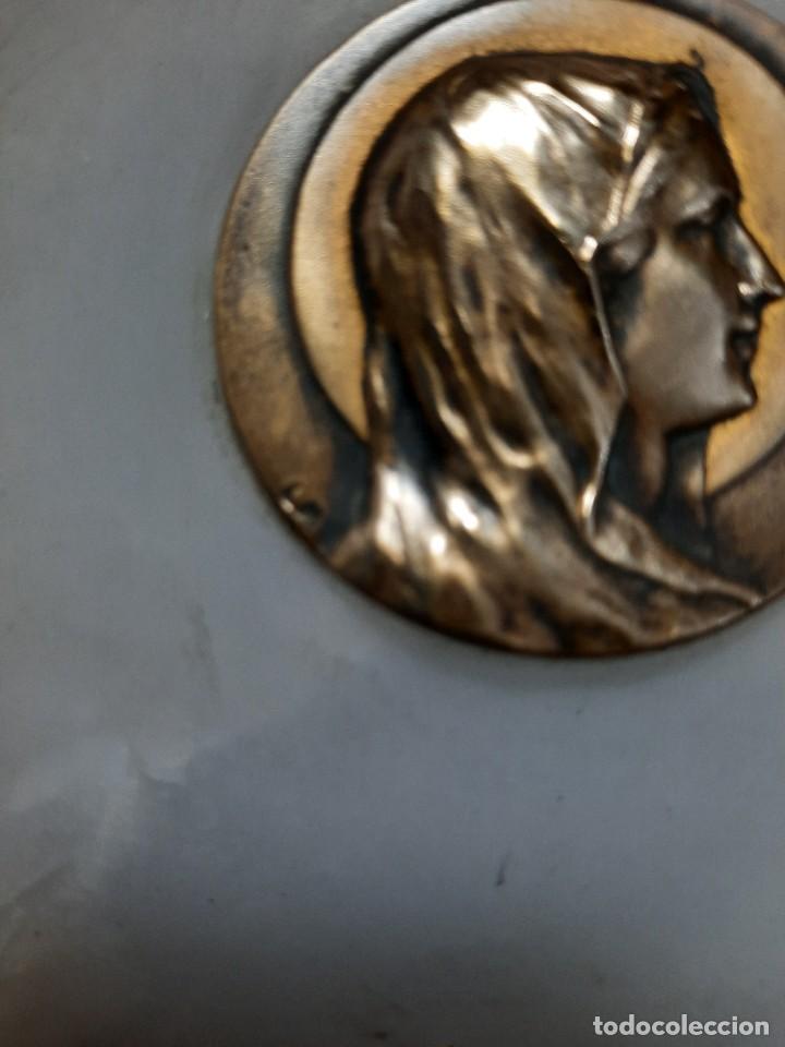 Antig&uuml;edades: Antigua benditera de alabastro y bronce - Foto 3