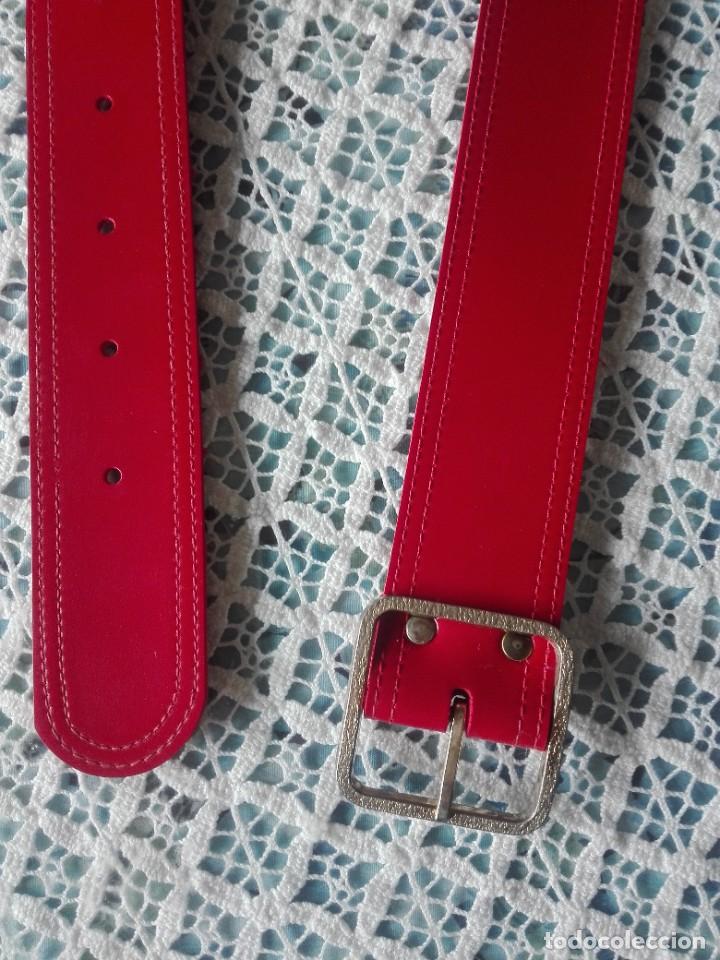 Antig&uuml;edades: Cintur&oacute;n rojo d&eacute;cada de los 70 m&aacute;s o menos - Foto 2