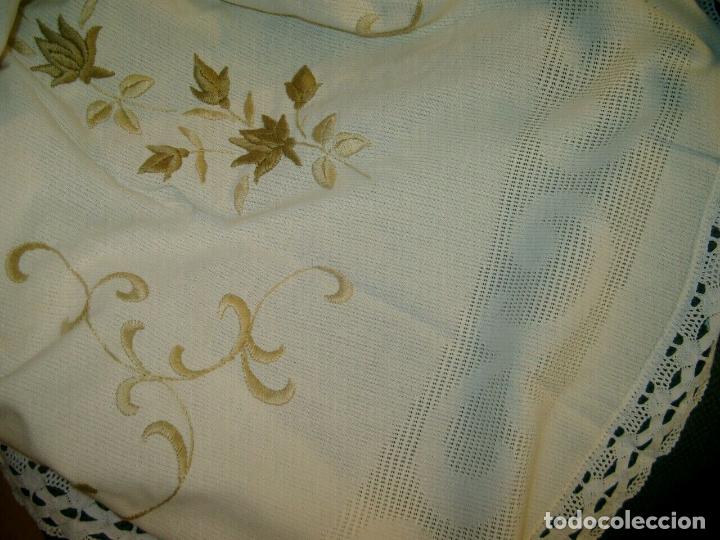 Antigüedades: Mantel Redondo de Algodon,Beige claro.Bordado a mano y puntilla bolillos. 150 cm - Foto 2 - 289713508