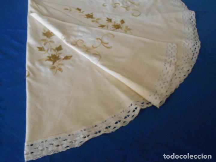 Antigüedades: Mantel Redondo de Algodon,Beige claro.Bordado a mano y puntilla bolillos. 150 cm - Foto 3 - 289713508