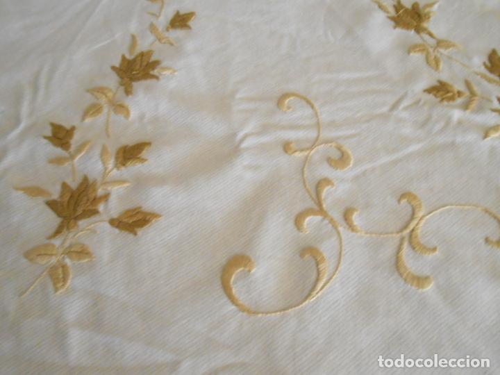 Antigüedades: Mantel Redondo de Algodon,Beige claro.Bordado a mano y puntilla bolillos. 150 cm - Foto 4 - 289713508