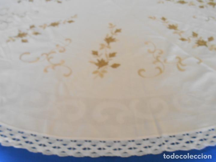 Antigüedades: Mantel Redondo de Algodon,Beige claro.Bordado a mano y puntilla bolillos. 150 cm - Foto 9 - 289713508