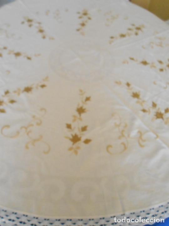 Antigüedades: Mantel Redondo de Algodon,Beige claro.Bordado a mano y puntilla bolillos. 150 cm - Foto 10 - 289713508