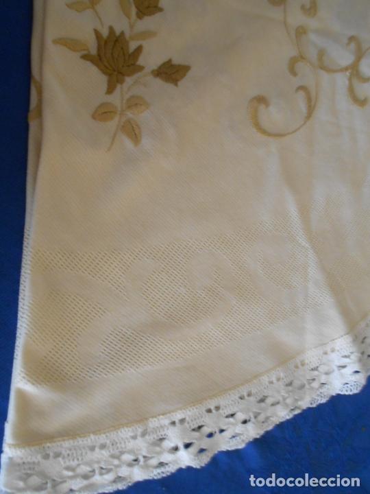 Antigüedades: Mantel Redondo de Algodon,Beige claro.Bordado a mano y puntilla bolillos. 150 cm - Foto 11 - 289713508
