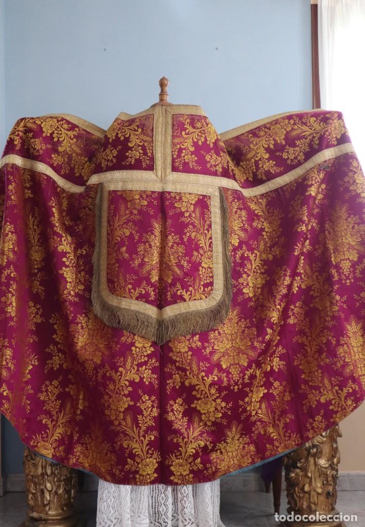 Antigüedades: Capa pluvial confeccionada en seda adornada con dorados en motivos religiosos. Hacia 1900. - Foto 1 - 289759488