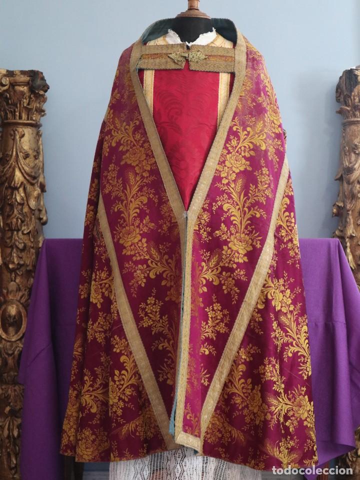 Antigüedades: Capa pluvial confeccionada en seda adornada con dorados en motivos religiosos. Hacia 1900. - Foto 2 - 289759488