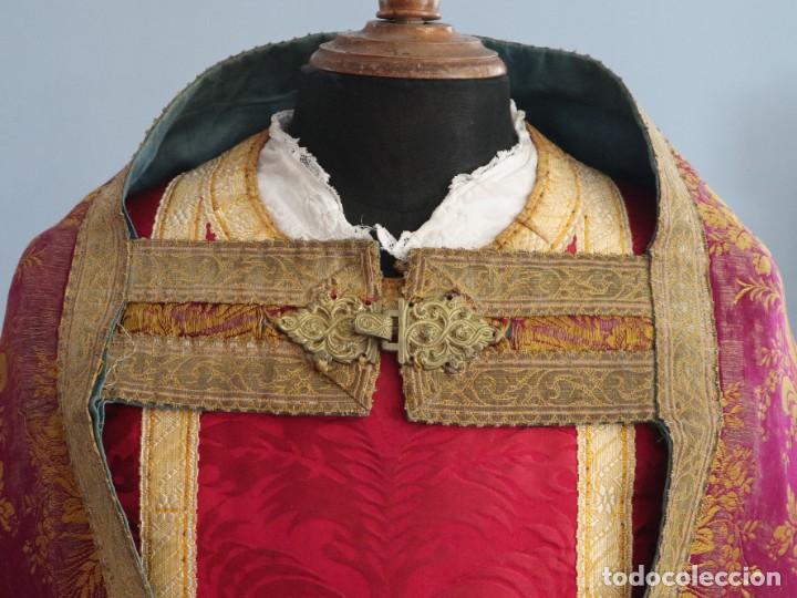 Antigüedades: Capa pluvial confeccionada en seda adornada con dorados en motivos religiosos. Hacia 1900. - Foto 3 - 289759488