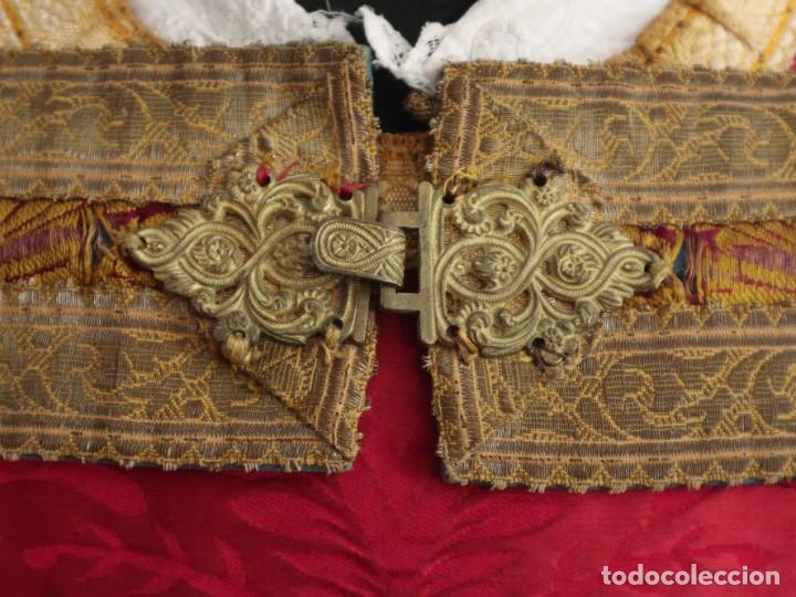 Antigüedades: Capa pluvial confeccionada en seda adornada con dorados en motivos religiosos. Hacia 1900. - Foto 4 - 289759488
